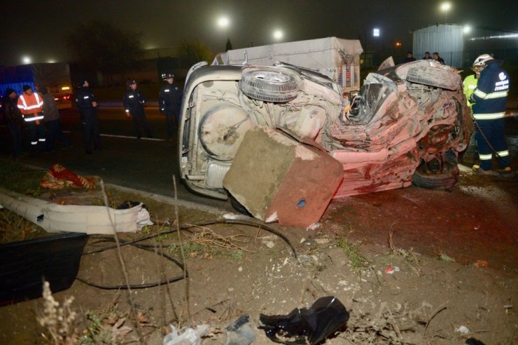 Eskişehir’de otomobil aydınlatma direğine çarptı: 1 ölü