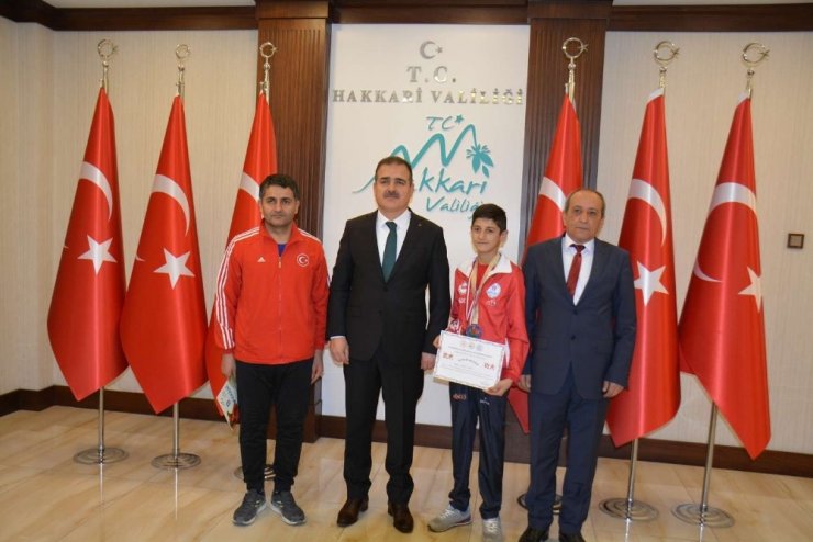 Vali Akbıyık, Balkan şampiyonunu altınla ödüllendirdi
