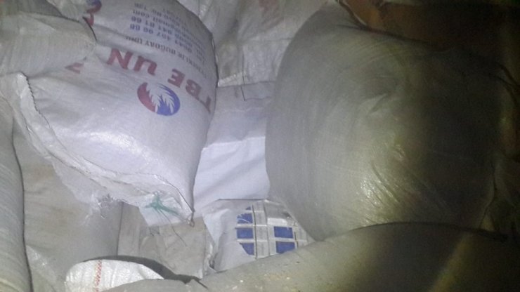 Yemlerin arasına gizlenmiş 20 bin paket kaçak sigara ele geçirildi