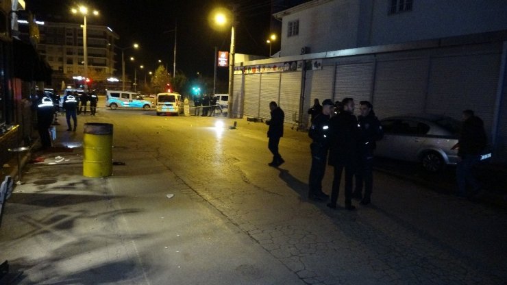 Eğlence mekanından çıkarıldığı iddia edilen şahıs silahla dehşet saçtı: 1’i ağır 4 yaralı
