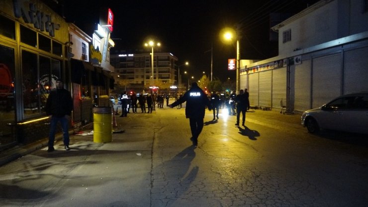 Eğlence mekanından çıkarıldığı iddia edilen şahıs silahla dehşet saçtı: 1’i ağır 4 yaralı