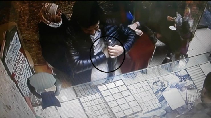 Çaldı, giderken ’kolyeleri alacağım’ deyip bir de para bıraktı