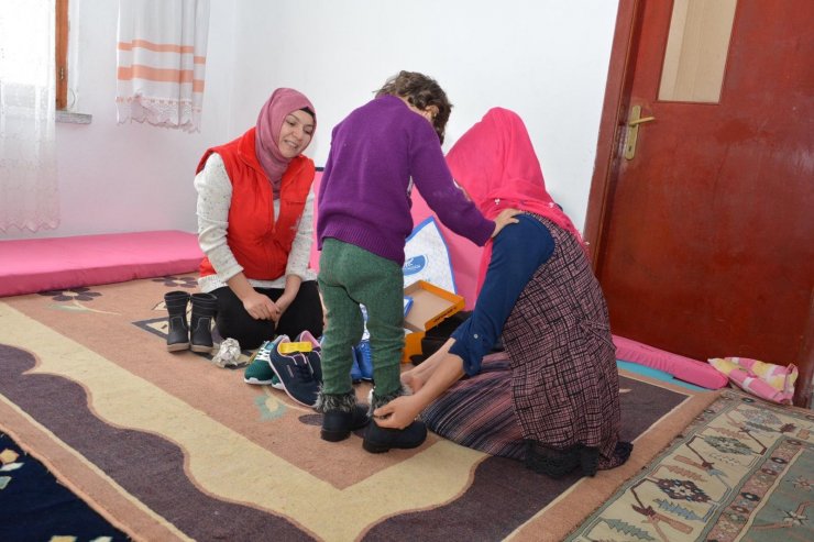 Kahramankazan Belesiyesi'nden çocuklara giyecek yardımı