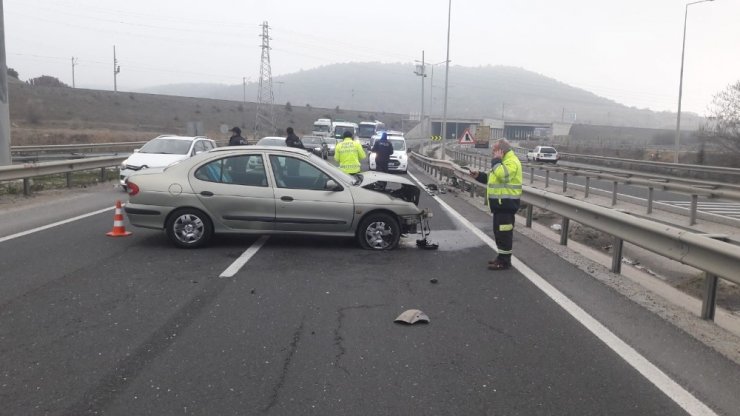 Otomobil bariyerlere çarptı; 2 yaralı
