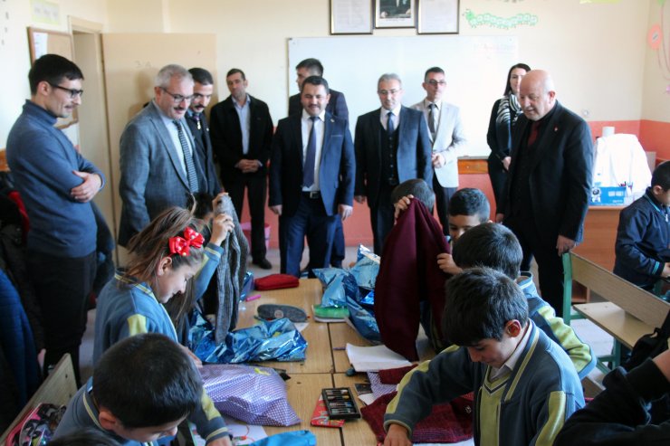 KYK öğrencilerinden köy okuluna destek