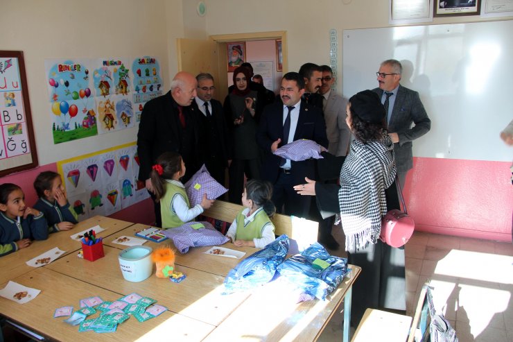 KYK öğrencilerinden köy okuluna destek