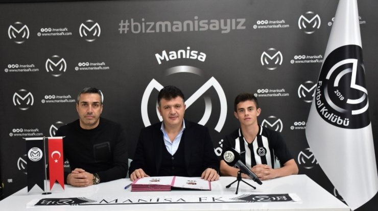 Manisa FK, 16 yaşındaki oyuncuyla profesyonel sözleşme imzaladı