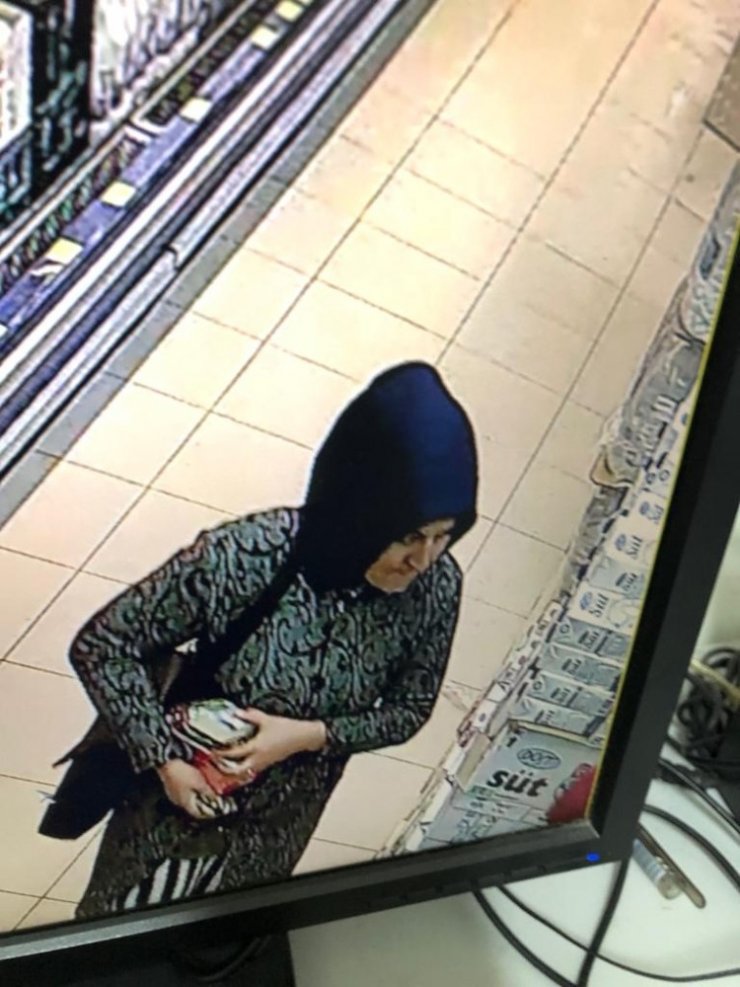 Çocuklarının gözü önünde hırsızlık yapan anne kameralara yakalandı