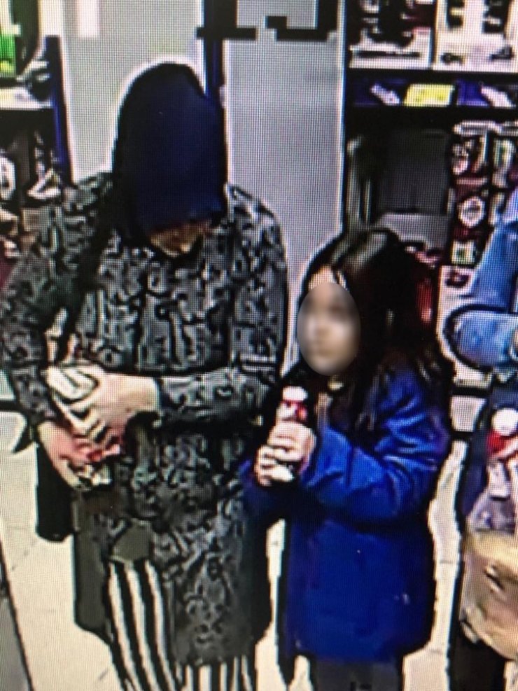 Çocuklarının gözü önünde hırsızlık yapan anne kameralara yakalandı