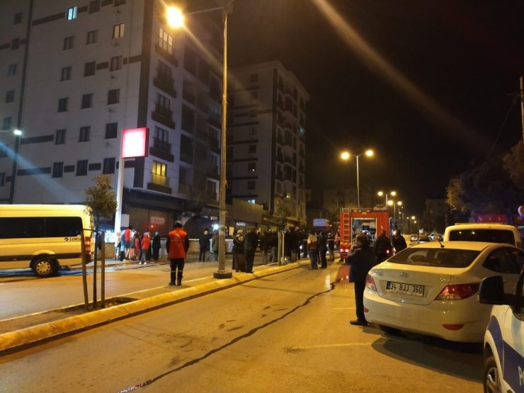 Pendik’te Avize dükkanında korkutan yangın
