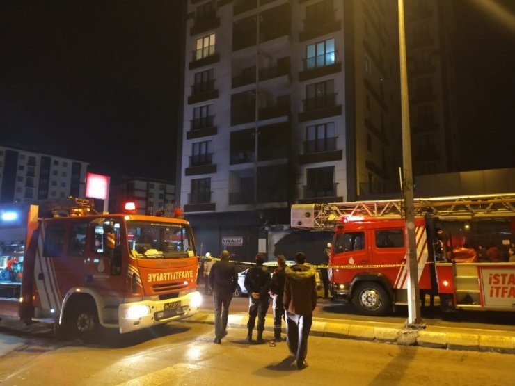 Pendik’te Avize dükkanında korkutan yangın