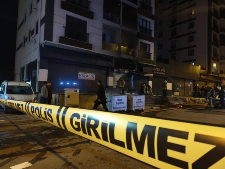 Pendik’te Avize dükkanında korkutan yangın