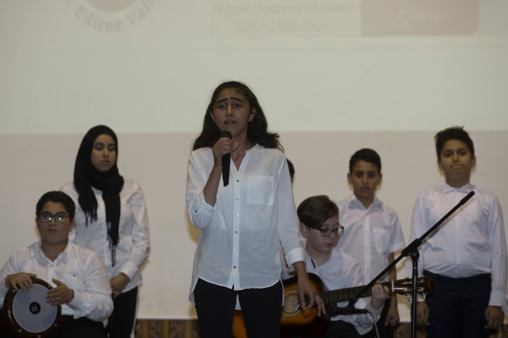 Suriyeli ve Afgan öğrenciler, Uluslararası Göçmenler Günü'nde sahne aldı