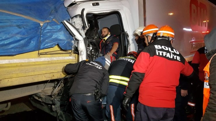 Tem Boludağı Tünel çıkışında kamyon tıra arkadan çarptı: Kamyon sürücüsü yaralandı