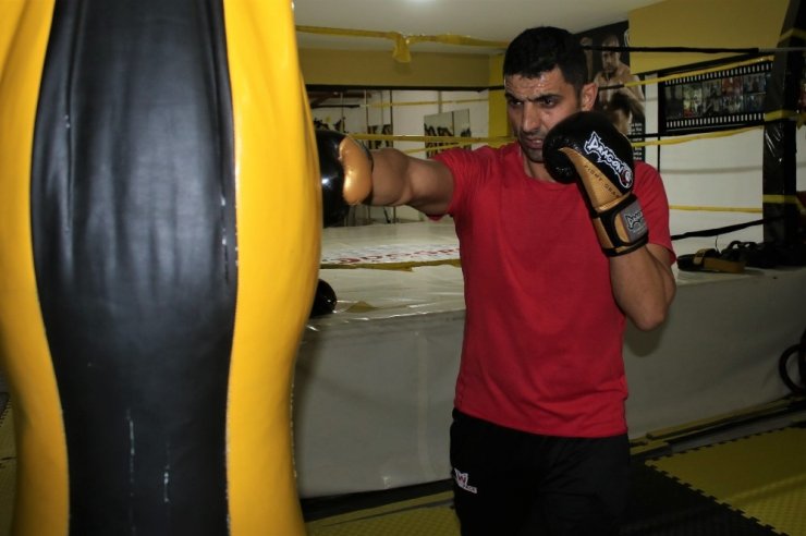 11 yıl aradan sonra ringlere şampiyon olarak geri döndü