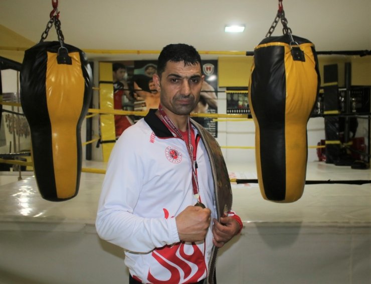 11 yıl aradan sonra ringlere şampiyon olarak geri döndü