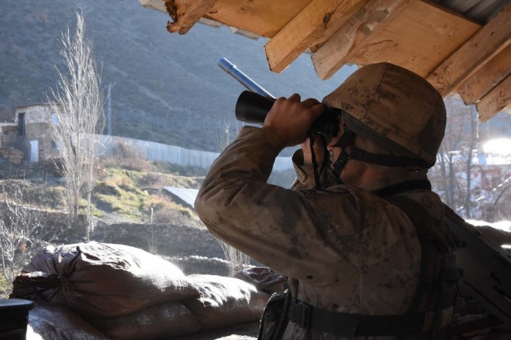 Jandarma birlikleri terörist avında
