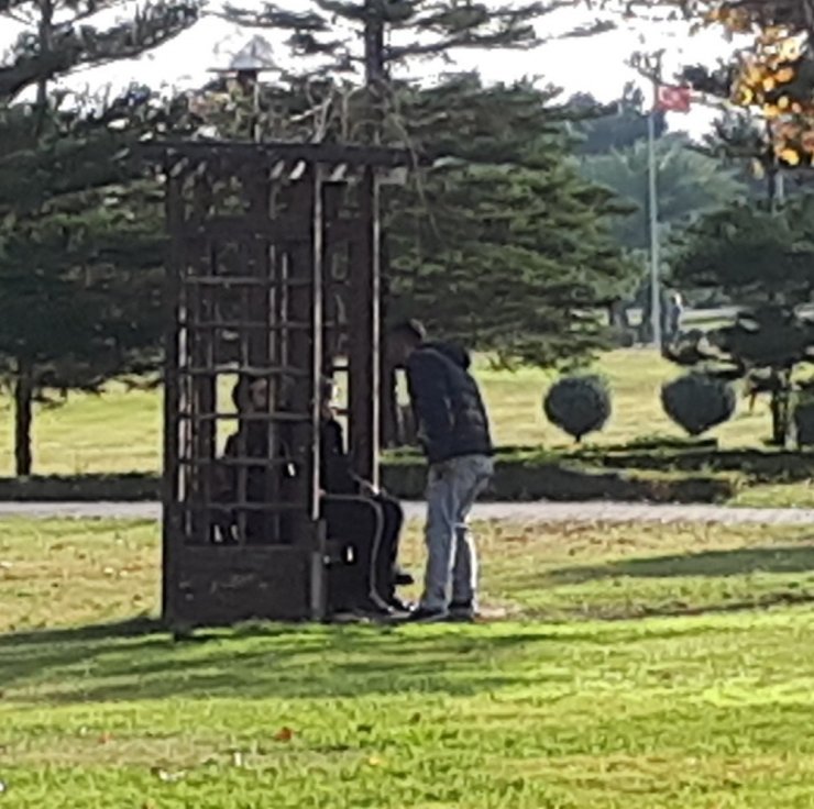Parkta dilenci tacizi