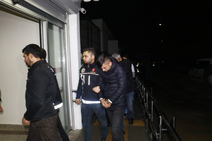 Adana’da yakalanan torbacılar adliyeye sevk edildi
