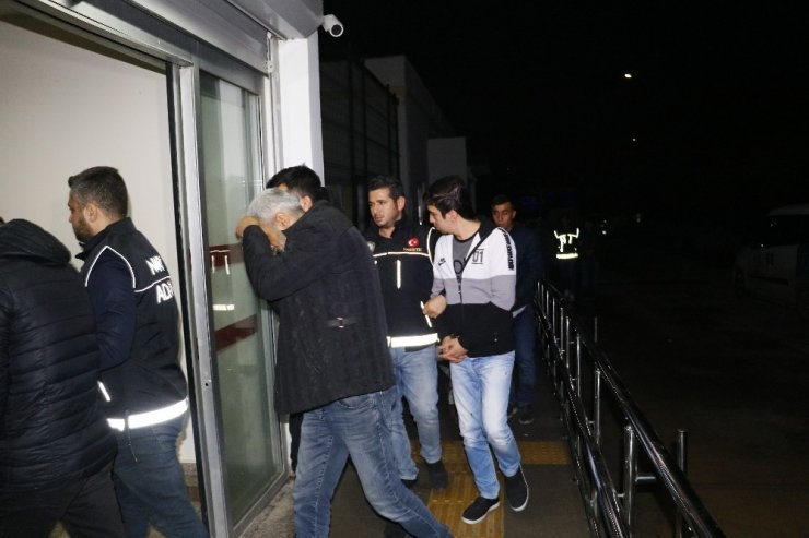 Adana’da yakalanan torbacılar adliyeye sevk edildi
