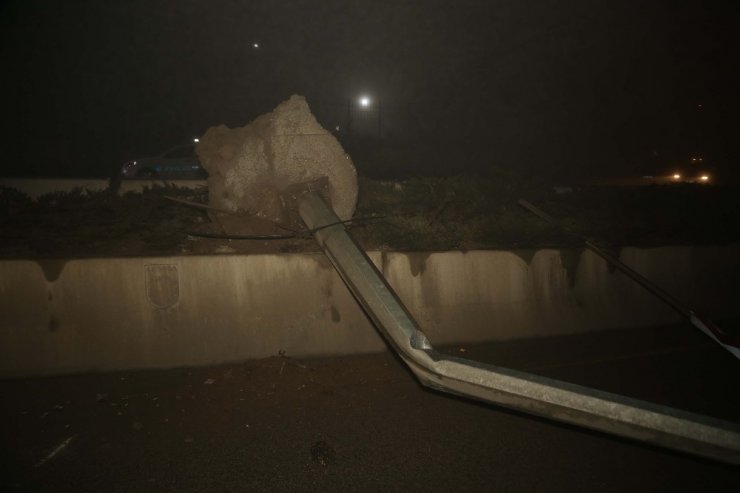Başkent’te yoğun siste virajı alamayan tır refüje çarptı: 1 ölü
