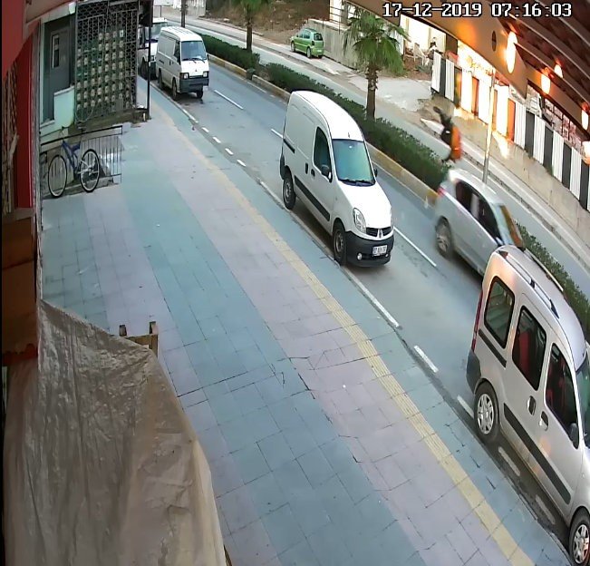 Minibüse yetişmek isterken ölümden döndü