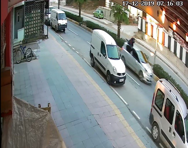 Minibüse yetişmek isterken ölümden döndü
