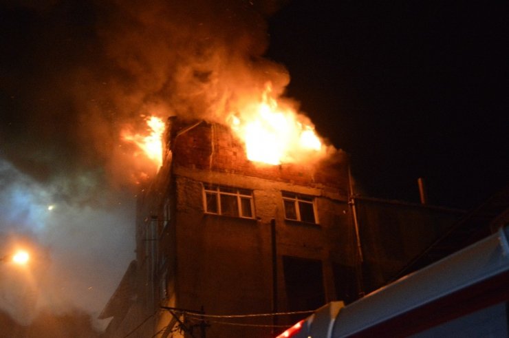 Beyoğlu’nda iki binanın en üst katları alev alev yanarak kül oldu