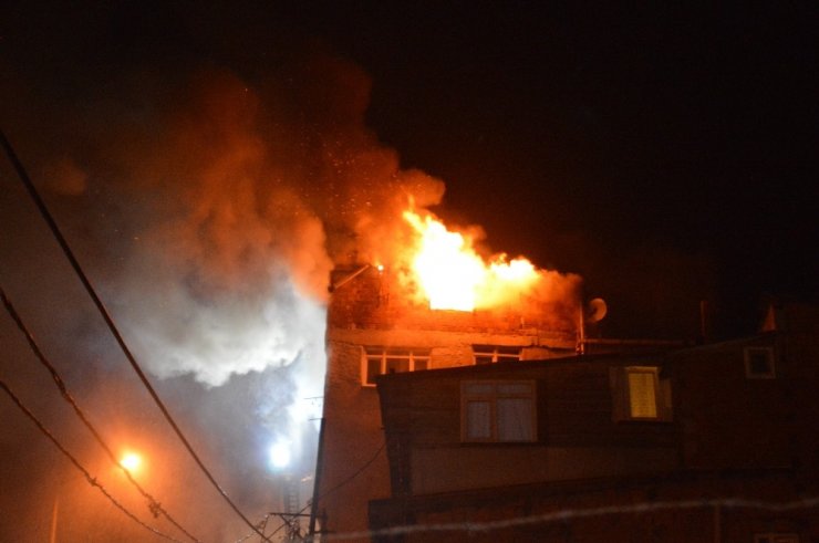 Beyoğlu’nda iki binanın en üst katları alev alev yanarak kül oldu