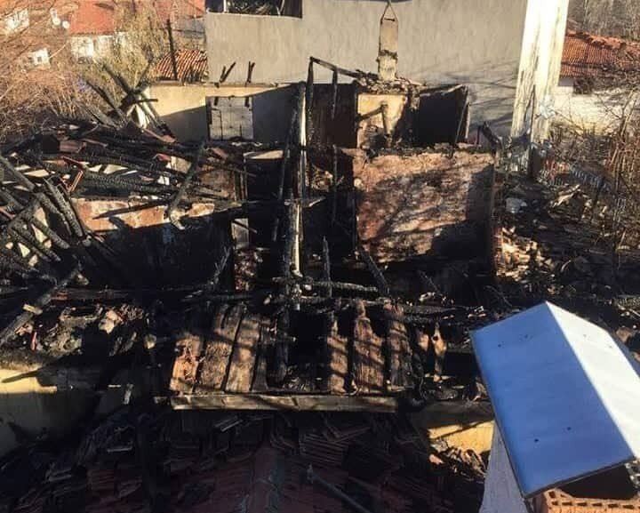 Bir haftada eşini kanserden kaybetti, evi yandı, 78 yaşında yarı felç sokakta kaldı