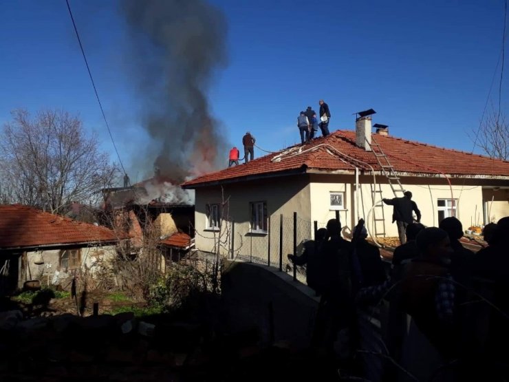 Bir haftada eşini kanserden kaybetti, evi yandı, 78 yaşında yarı felç sokakta kaldı