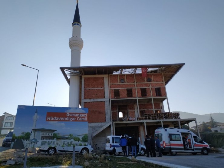 Cami inşaatından düşen genç işçinin acı sonu