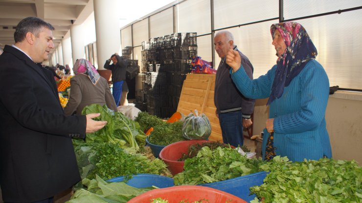 Çubuk Belediye Başkanı Demirbaş, Çubukabad pazarında esnafla buluştu