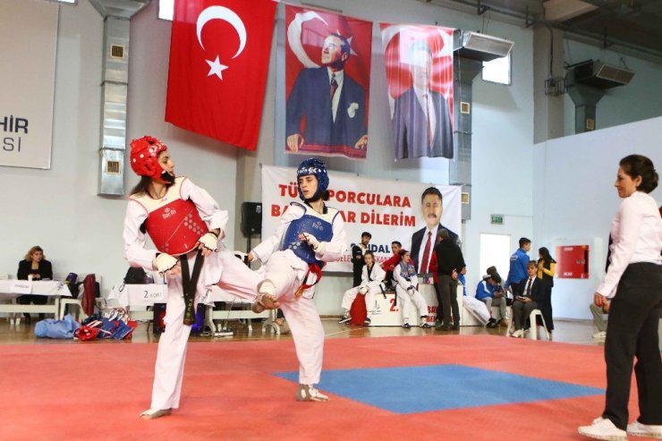 Bayraklı’da taekwondo şampiyonası