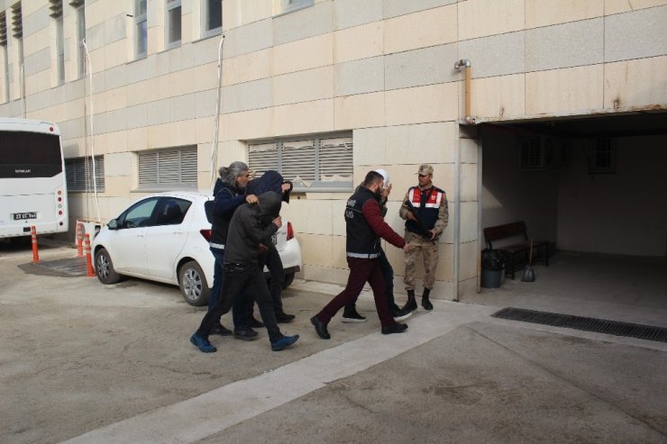 Polisin "Şok" uygulamasından kaçarken uyuşturucu atan 3 şüpheli yakalandı