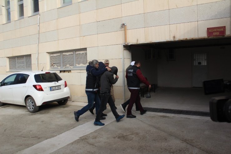 Polisin "Şok" uygulamasından kaçarken uyuşturucu atan 3 şüpheli yakalandı