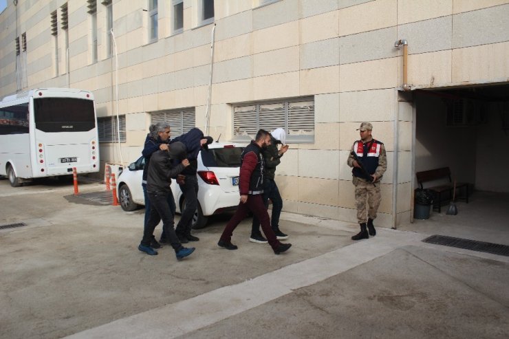 Polisin "Şok" uygulamasından kaçarken uyuşturucu atan 3 şüpheli yakalandı