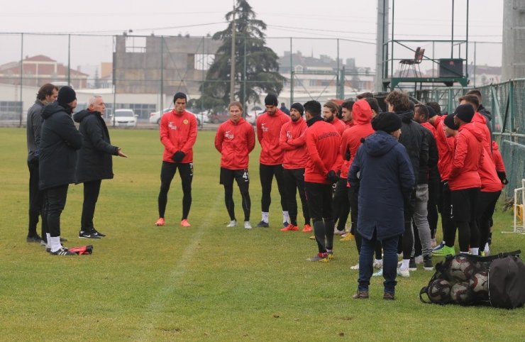 Coşkun Demirbakan: “Takımın sahada duruşundan memnunum”