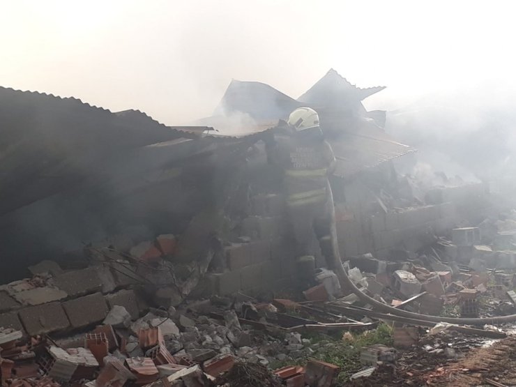 İzmir’de ahşap sandalye fabrikasında yangın
