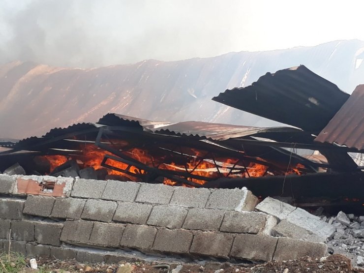 İzmir’de ahşap sandalye fabrikasında yangın