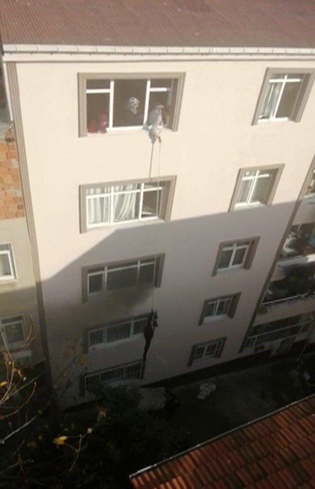 Yangında mahsur kalan hamile kadın, ip yardımıyla kurtarıldı