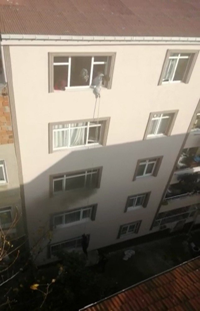 Yangında mahsur kalan hamile kadın, ip yardımıyla kurtarıldı