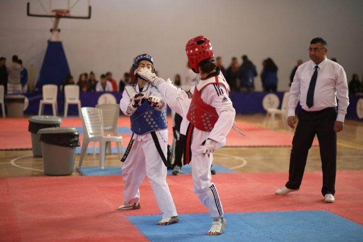 Bayraklı’da taekwondo şampiyonası