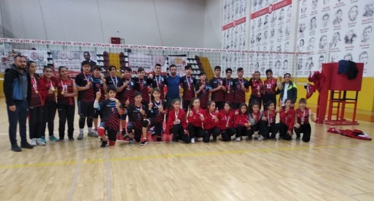 Vanlı voleybolcular çeyrek finalde