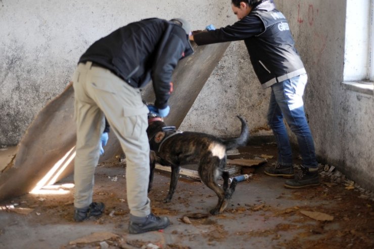 Polis metruk binalar ve okul çevrelerinde narkotik uygulamalarını sıklaştırdı