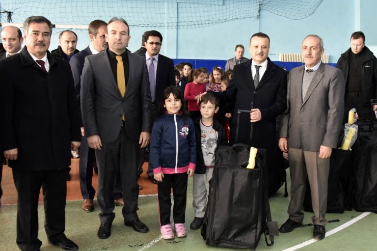 Gümüşhane’de okullara çocuk atletizm setlerinin dağıtımına başlandı