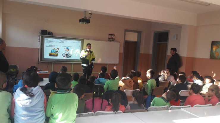 Ilgın'daki ilkokullarda öğrencilere trafik eğitimi veriliyor