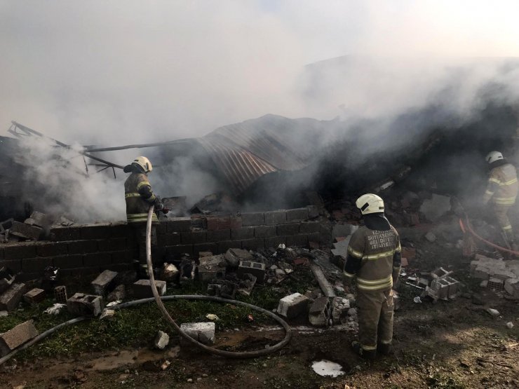 GÜNCELLEME - İzmir'de mobilya tesisinde yangın