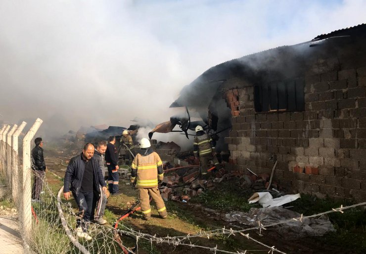 GÜNCELLEME - İzmir'de mobilya tesisinde yangın