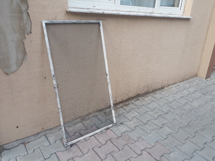 İzmir’de 4. kattan beton zemine düşen 2 yaşındaki minik Helin öldü